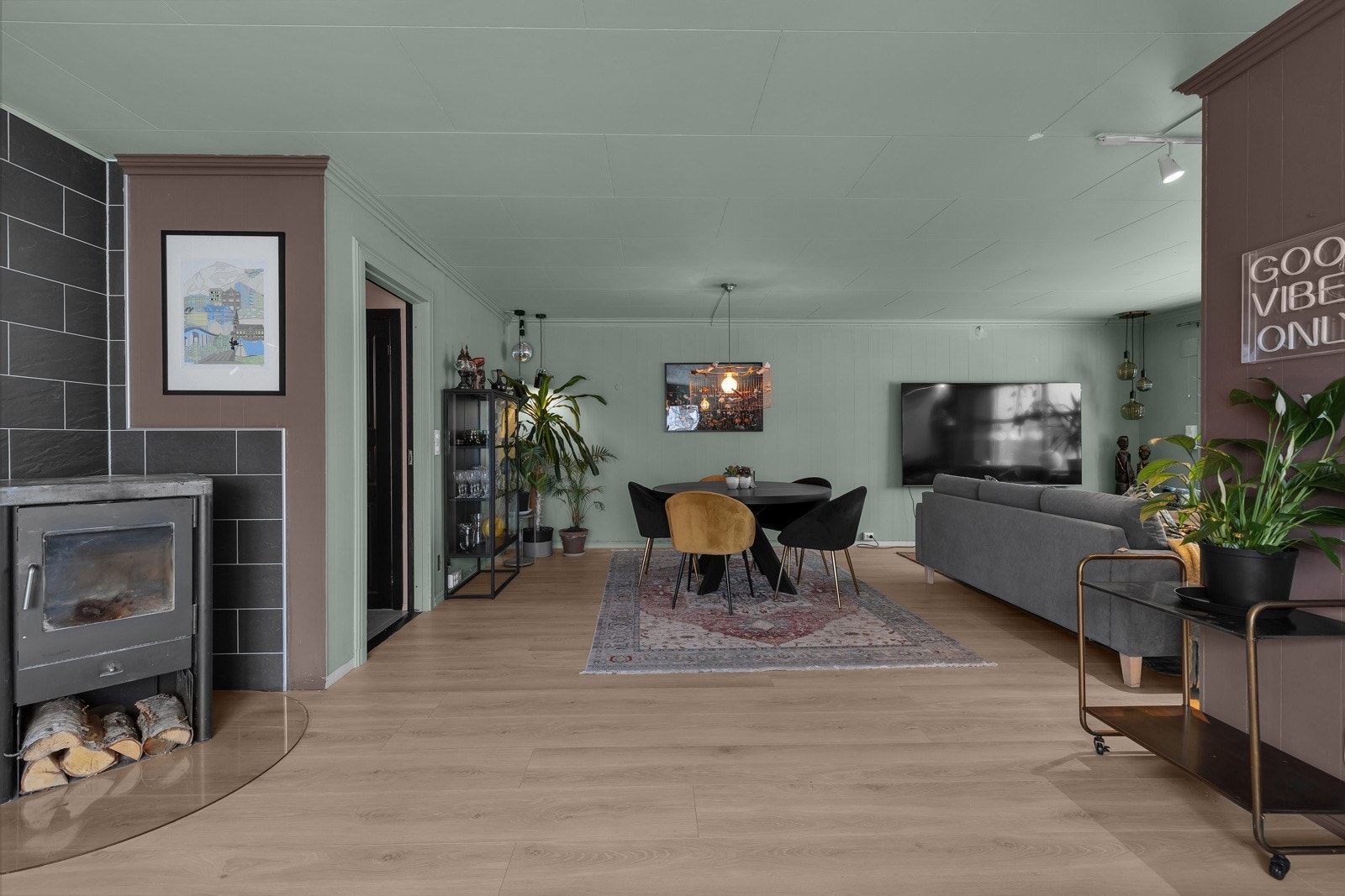 Vedfyring i stue. Galleribilde
