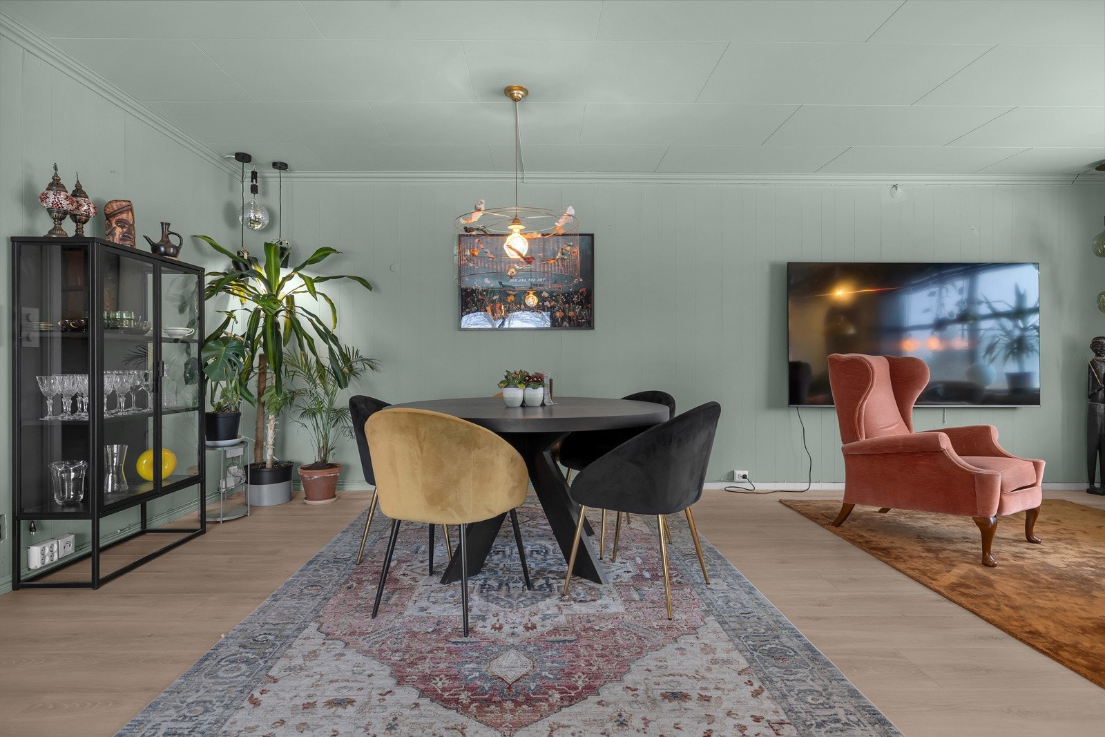 Spisestue med plass til storfamilien. Galleribilde