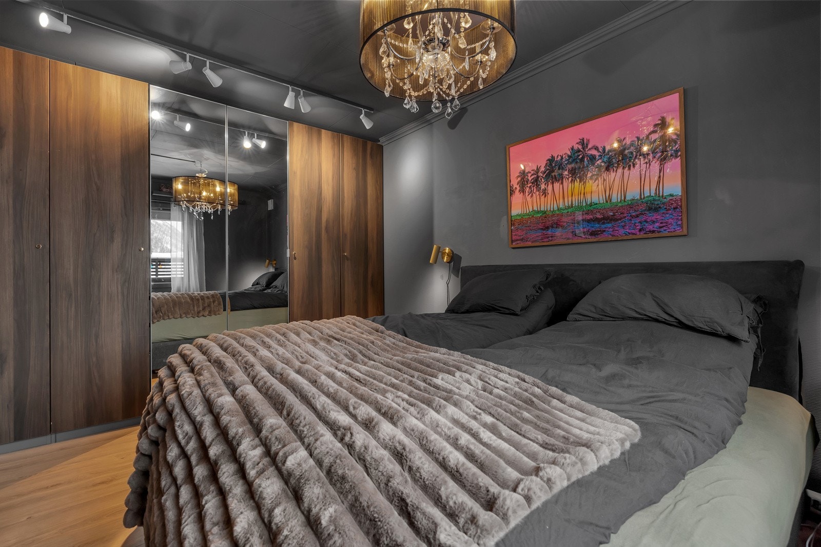 Romslig rom med skyvedørsgarderobe. Galleribilde