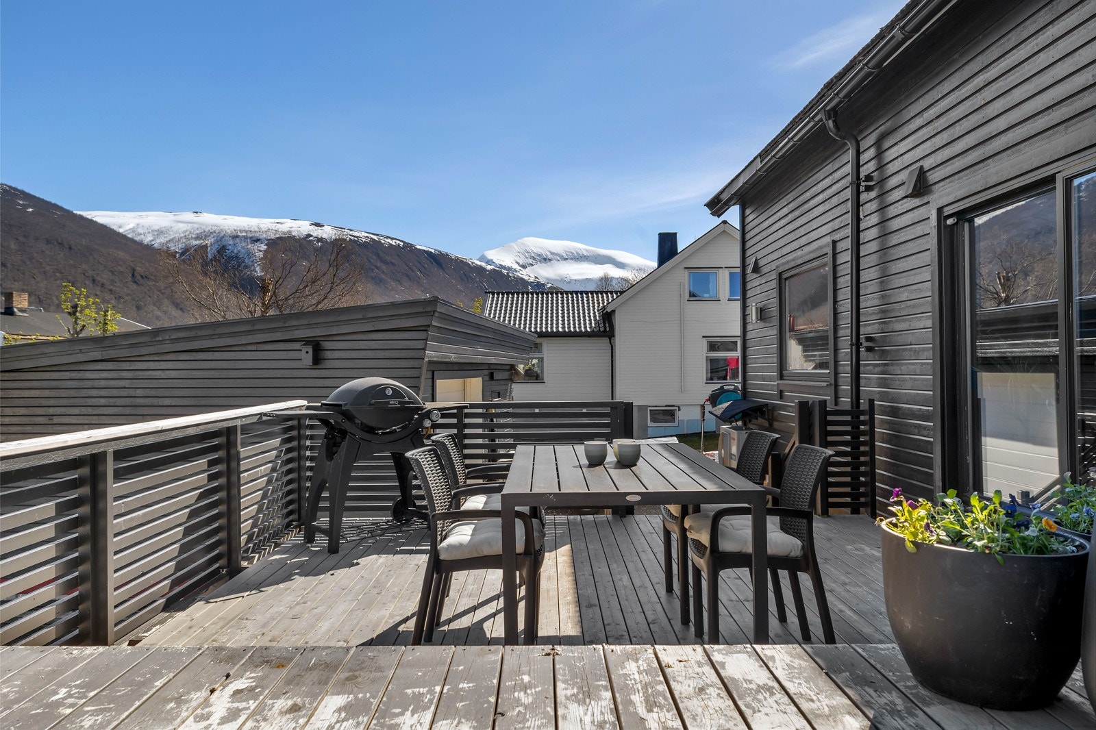 Solrik balkong med god plass. Galleribilde