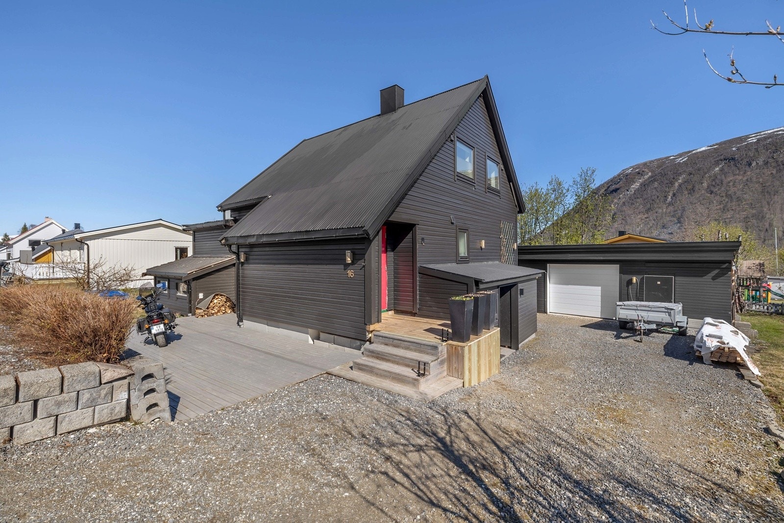 Hyggelig inngangsparti med romslig parkeringsplass. Galleribilde