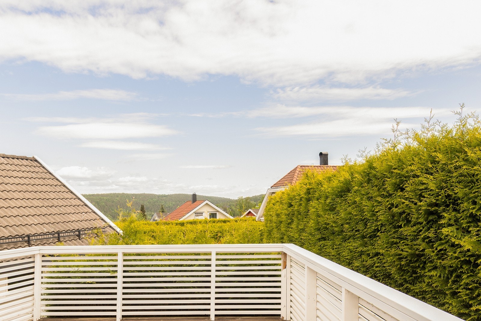 Fra terrassen er det utsikt over nærområdet. Galleribilde