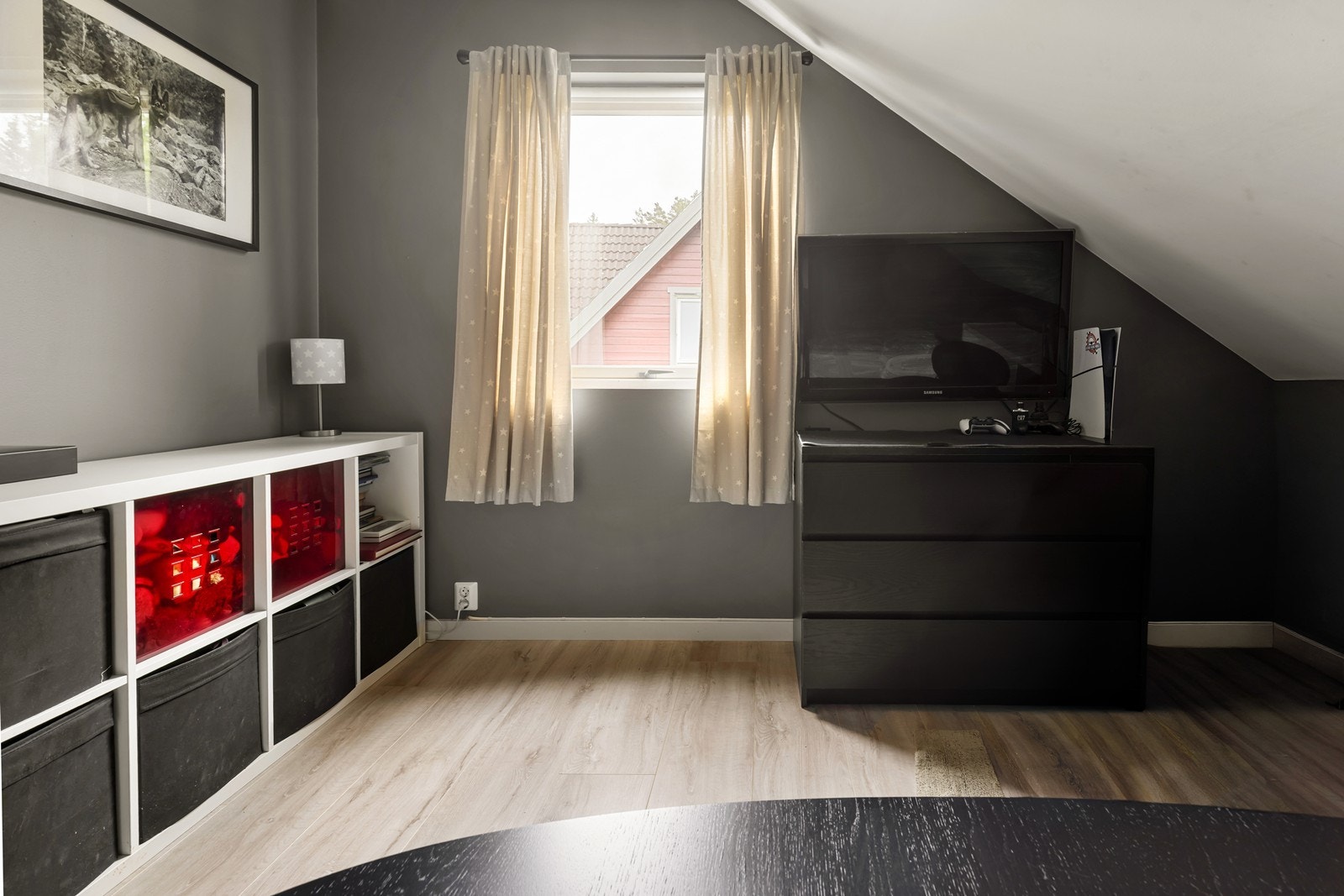 Rommet utnytter plassen godt under skråtaket og har plass til både seng og oppbevaring. Galleribilde