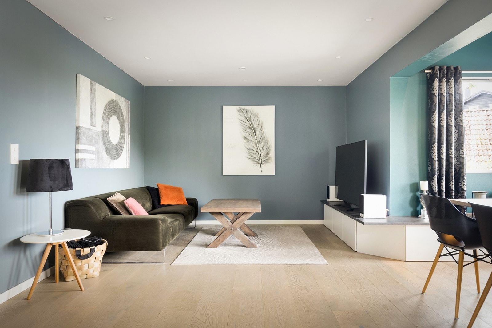 Stuen har god plass til en romslig sofagruppe og er innredet med downlights i taket. Galleribilde