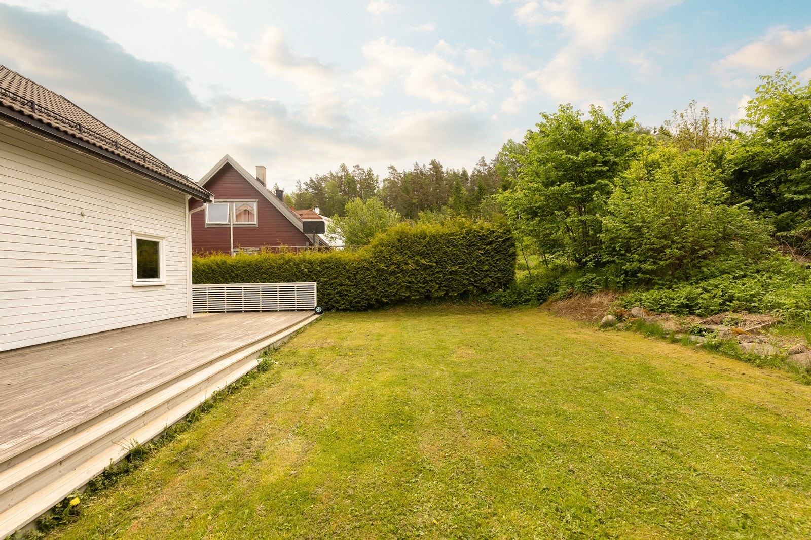Stor og flat gressplen med god plass for lek og aktiviteter. Galleribilde