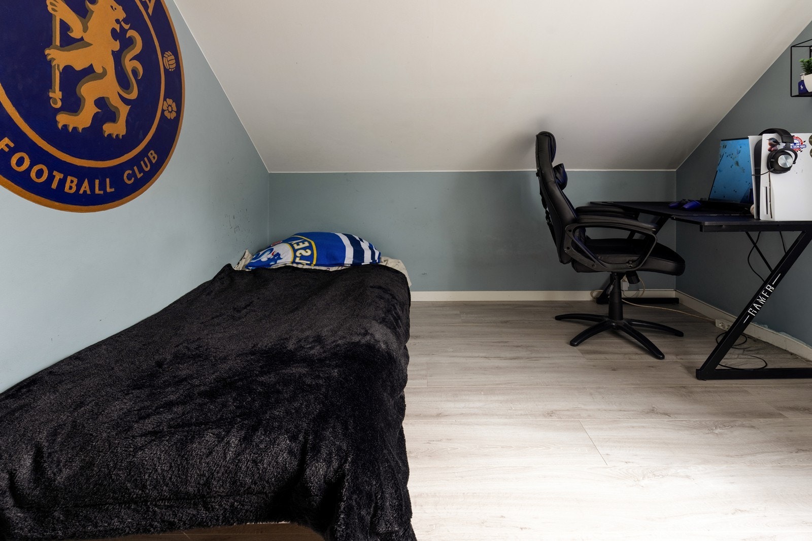 Her er det plass til både seng og skrivepult. Galleribilde