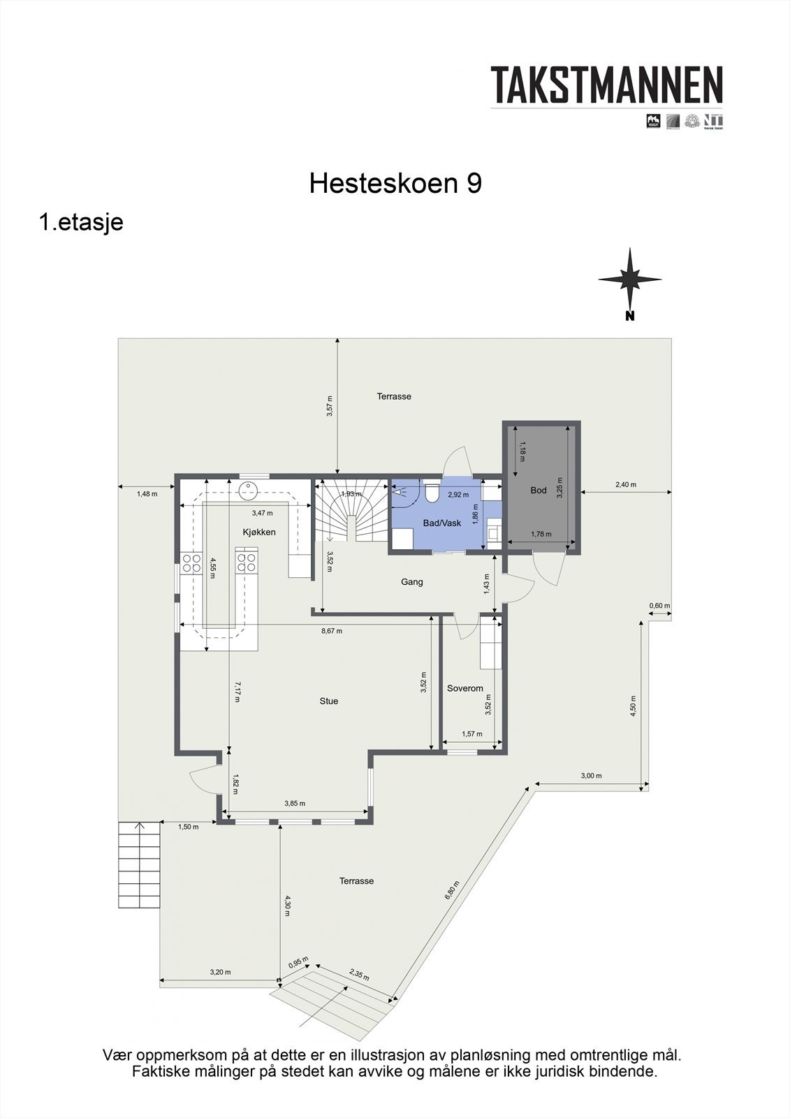Første etasje har en sosial planløsning med åpen stue- og kjøkkenløsning, ett soverom og bad med utgang til hagen. Galleribilde