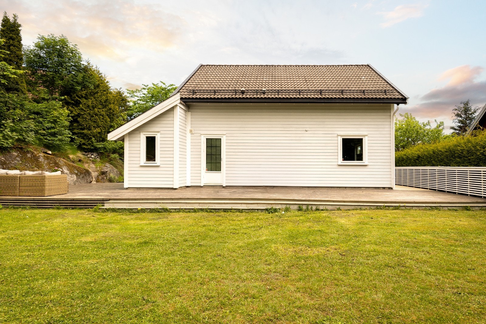 Baksiden av boligen med utgang til den store terrassen fra både bad og stue. Galleribilde