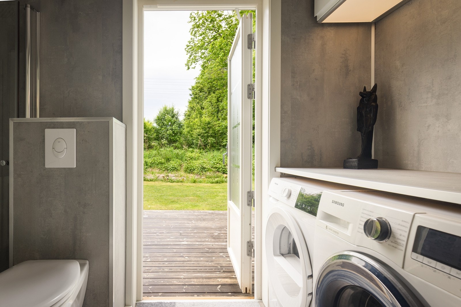 En sjelden detalj med direkte utgang fra badet til terrassen og hagen. Galleribilde