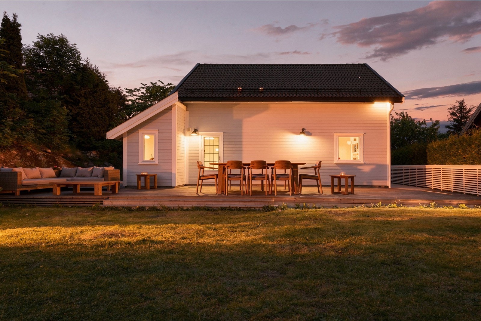 Her kan lange sommerkvelder nytes på den romslige terrassen med god plass til både spisebord og loungegruppe. Galleribilde