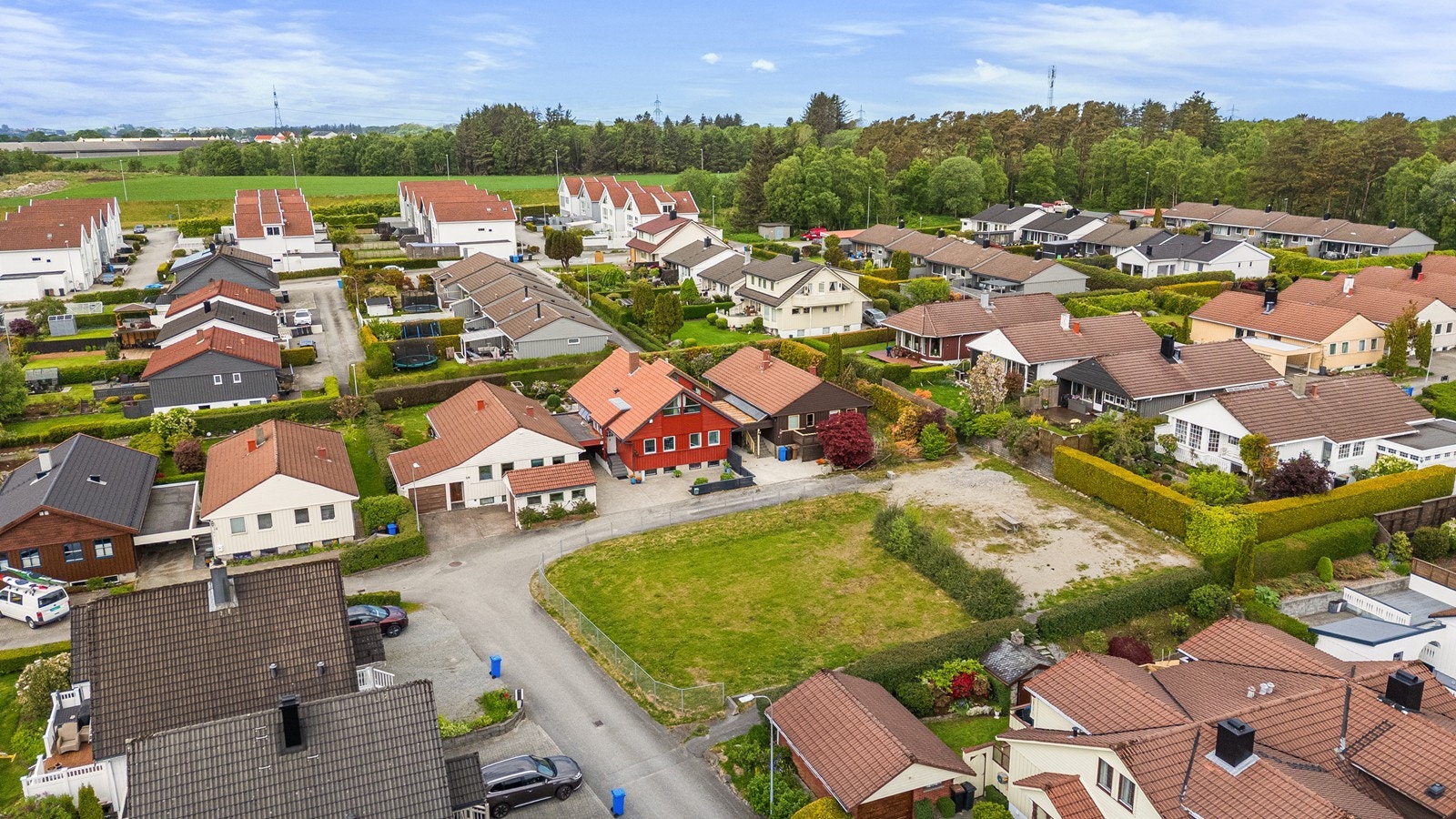 God oversikt over nærområdet - rolig og etablert boligfelt med grønne omgivelser. Galleribilde