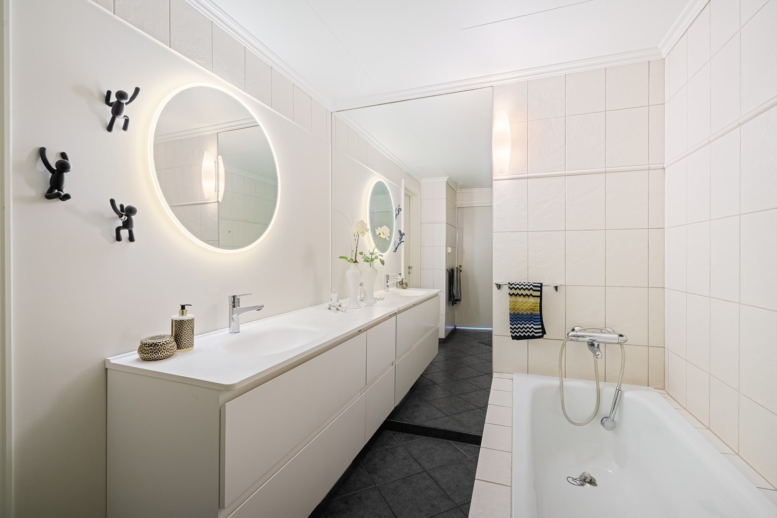 Romslig og funksjonelt bad med både badekar og dusj. Galleribilde