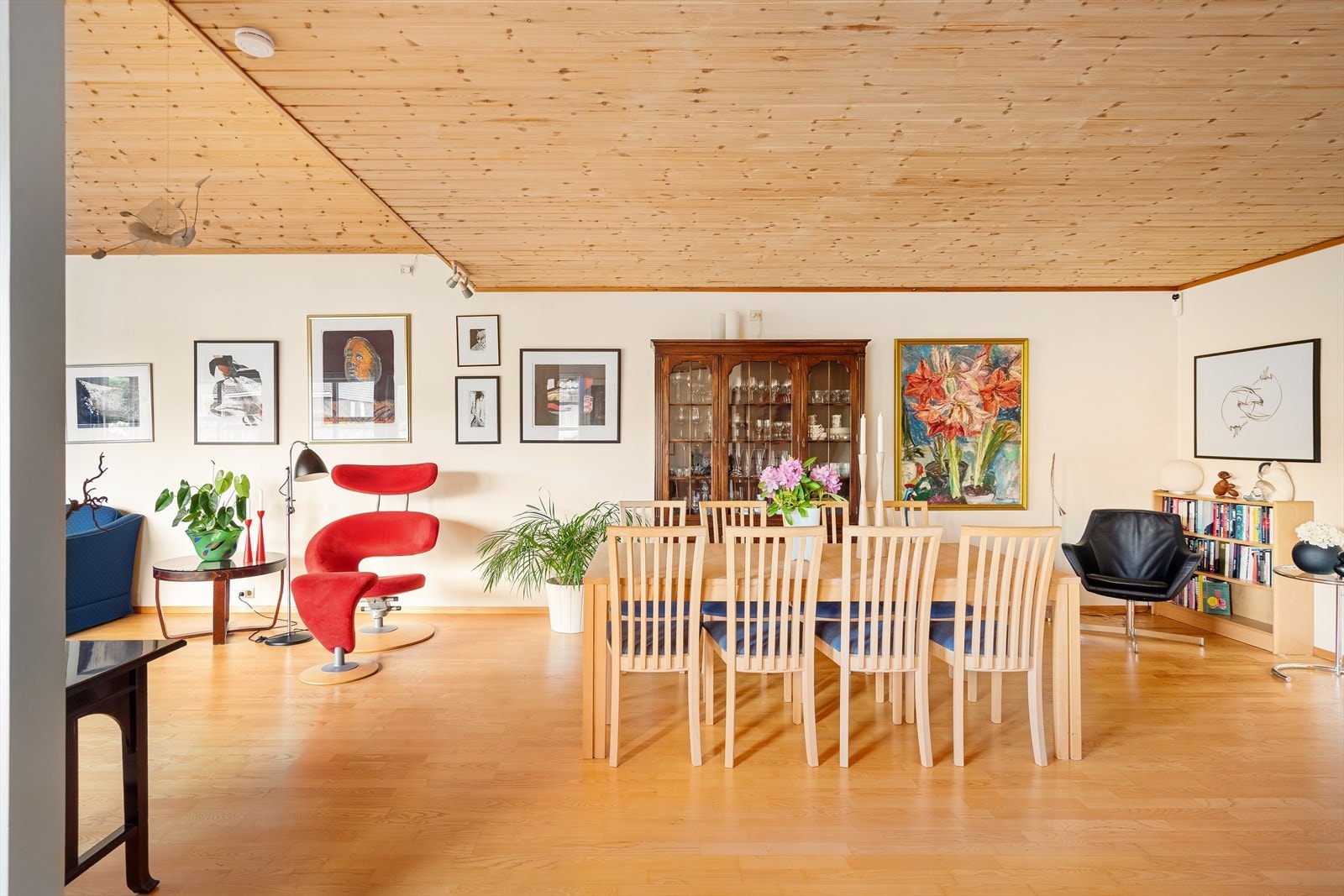 God plass til familie og venner rundt spisebordet - perfekt for sosiale sammenkomster. Galleribilde