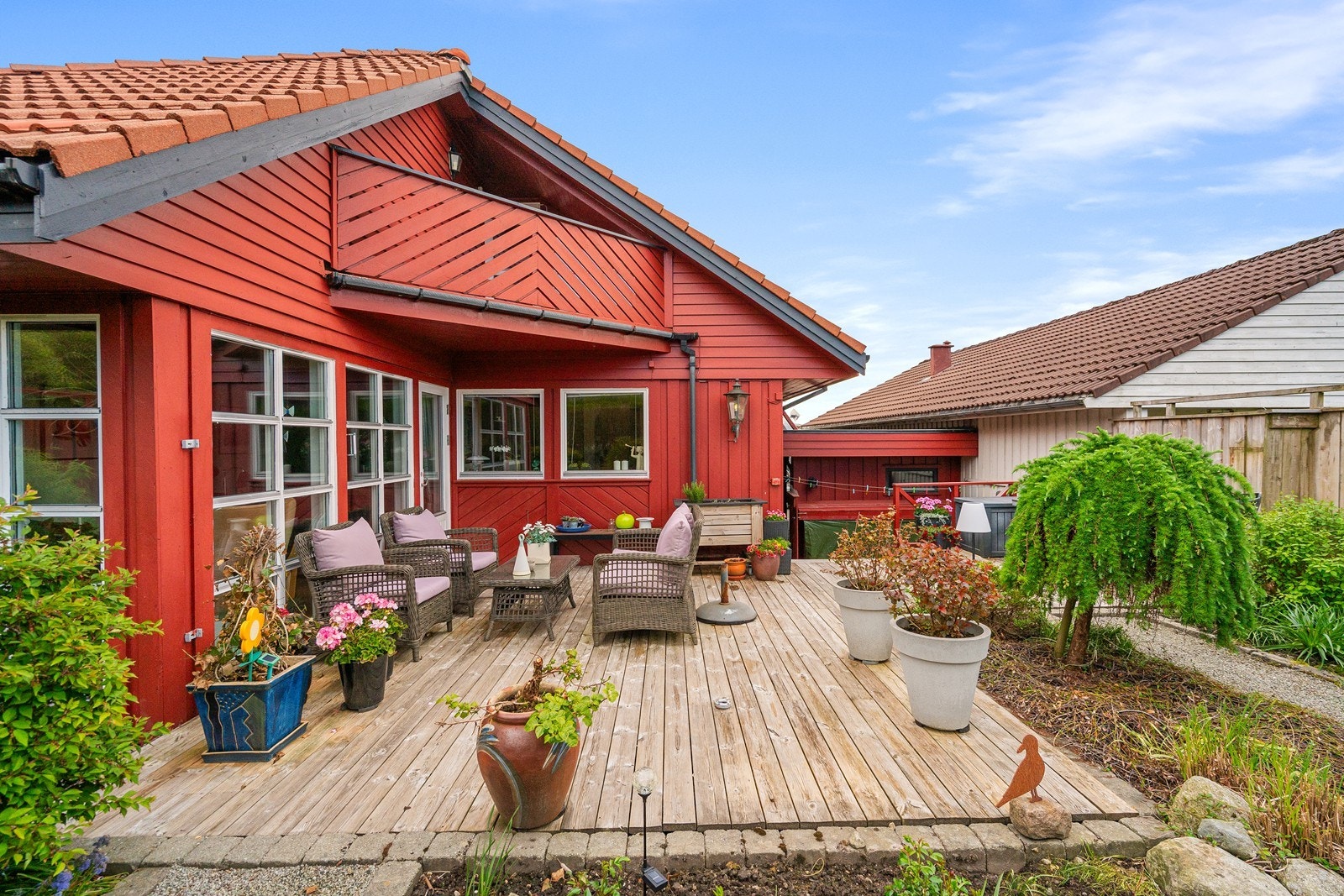 Innbydende terrasse med hyggelig sittegruppe - perfekt for rolige stunder og gjester. Galleribilde