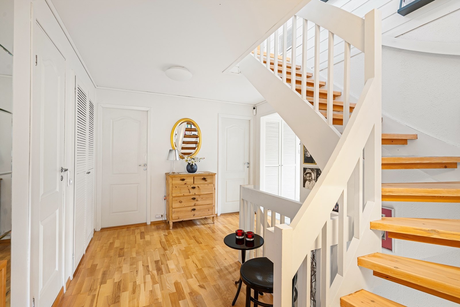 Romslig hall med flott trappeløp og gode oppbevaringsmuligheter. Galleribilde