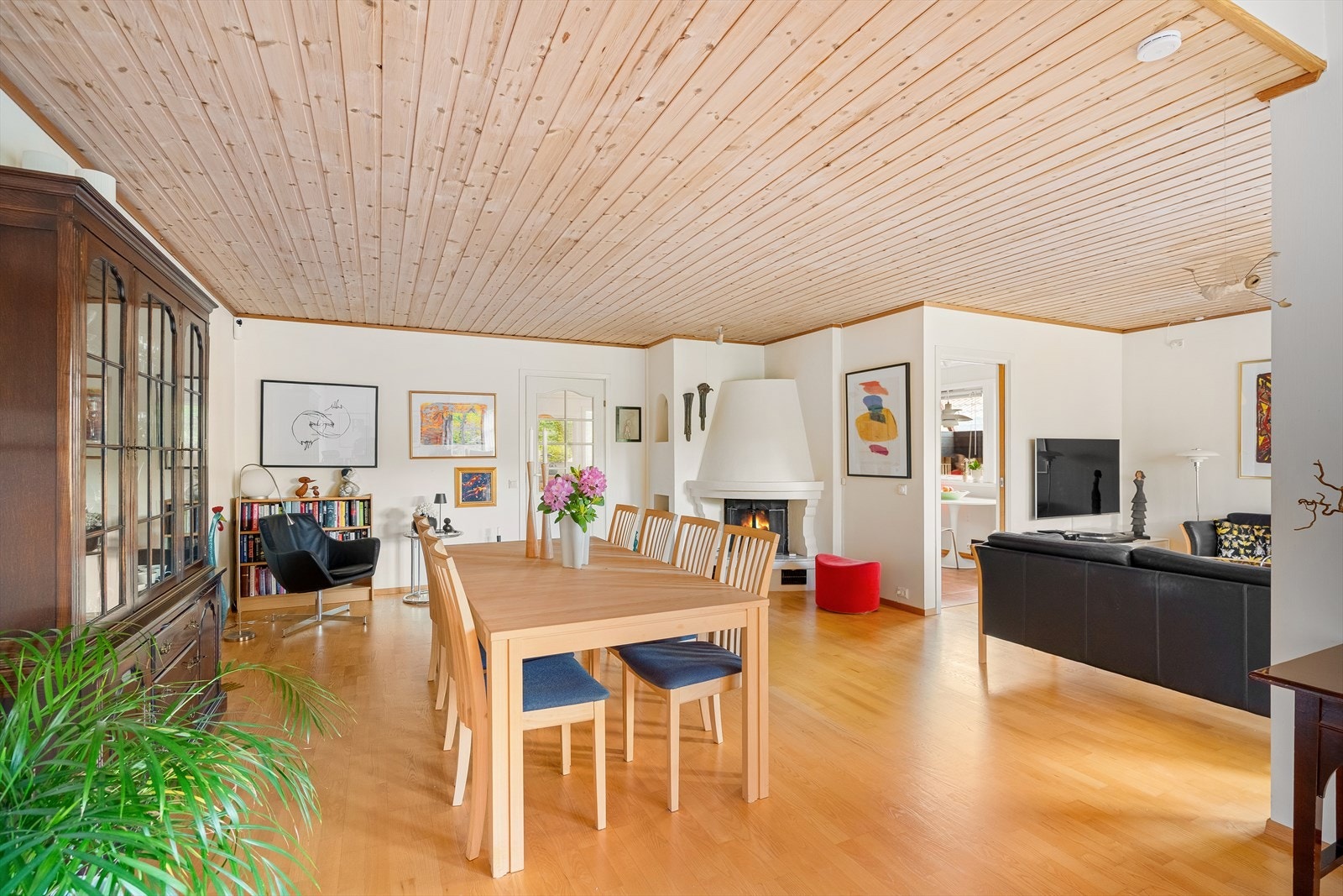 Romslig allrom med god plass til stort spisebord og flere sittegrupper. Galleribilde