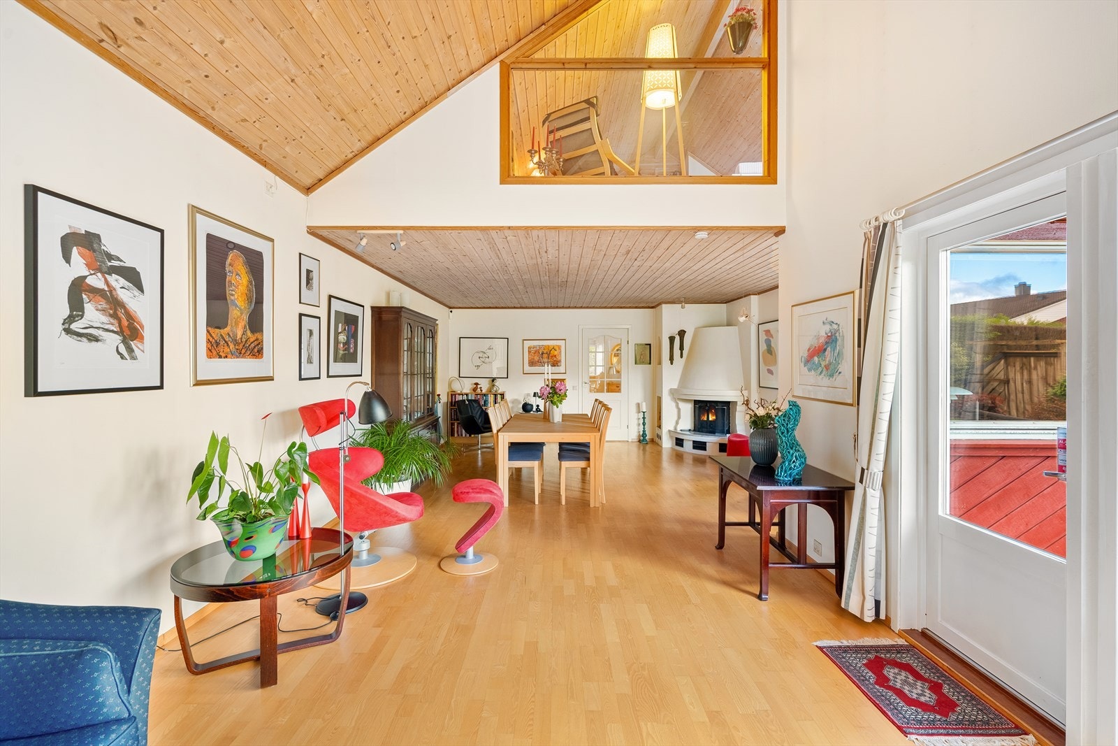 Peisen skaper en lun og varm atmosfære. Galleribilde