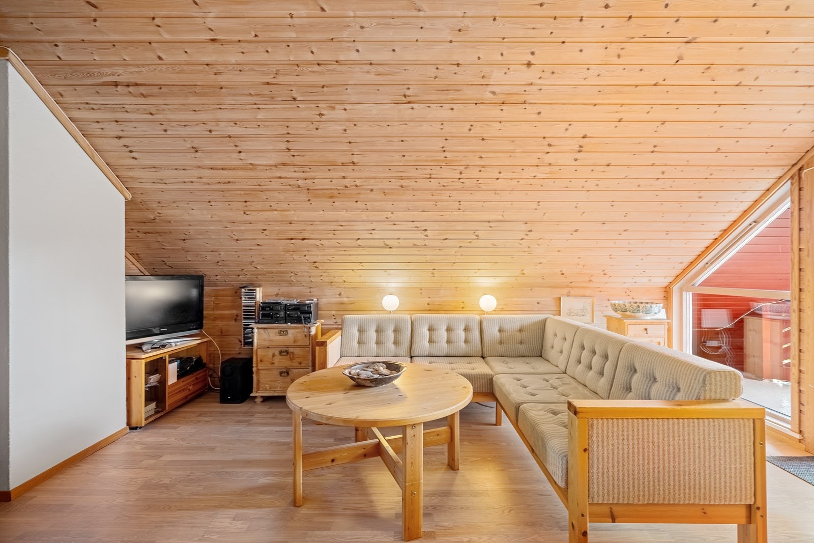 Rommet er fleksibelt og kan benyttes som TV-stue, oppholdsrom eller kombinert med hjemmekontor. Galleribilde