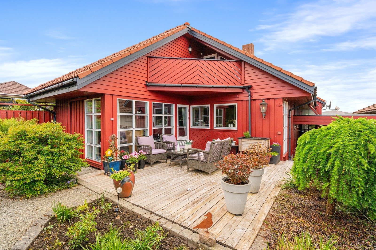 Innbydende eiendom med et særdeles attraktivt uteområde. Her kombineres gode planløsninger med flotte uterom, hvor både terrasse og hage gir mulighet for trivsel året rundt. Galleribilde