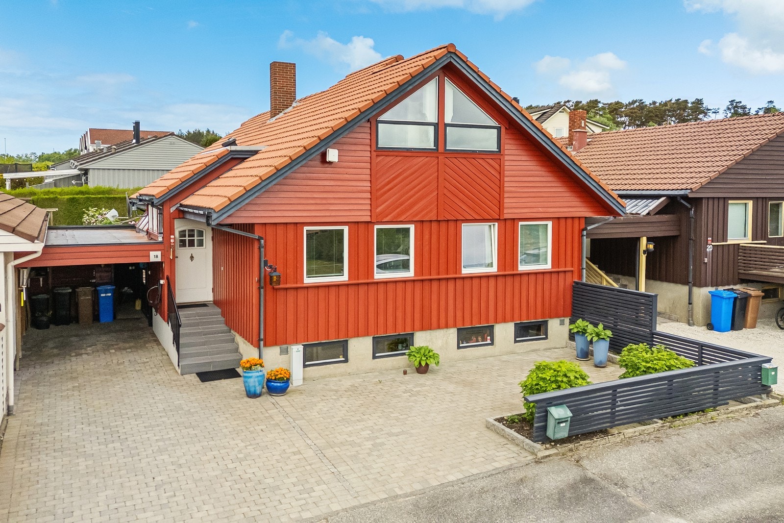 Pent opparbeidet gårdsrom med belegningsstein og praktisk adkomst til inngangsparti. Galleribilde