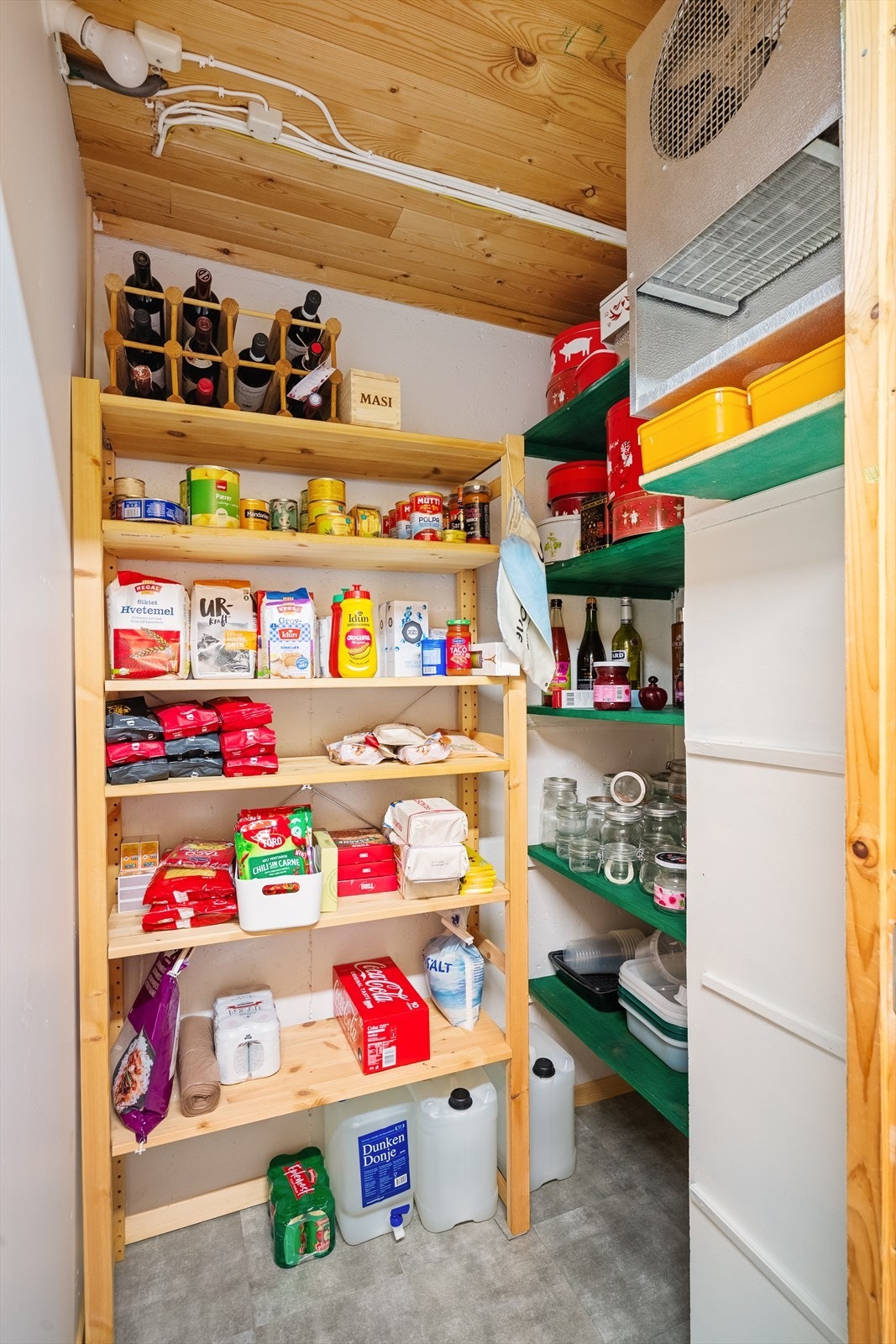 Romslig bod med gode lagringshyller - ideell for oppbevaring av mat og utstyr. Galleribilde