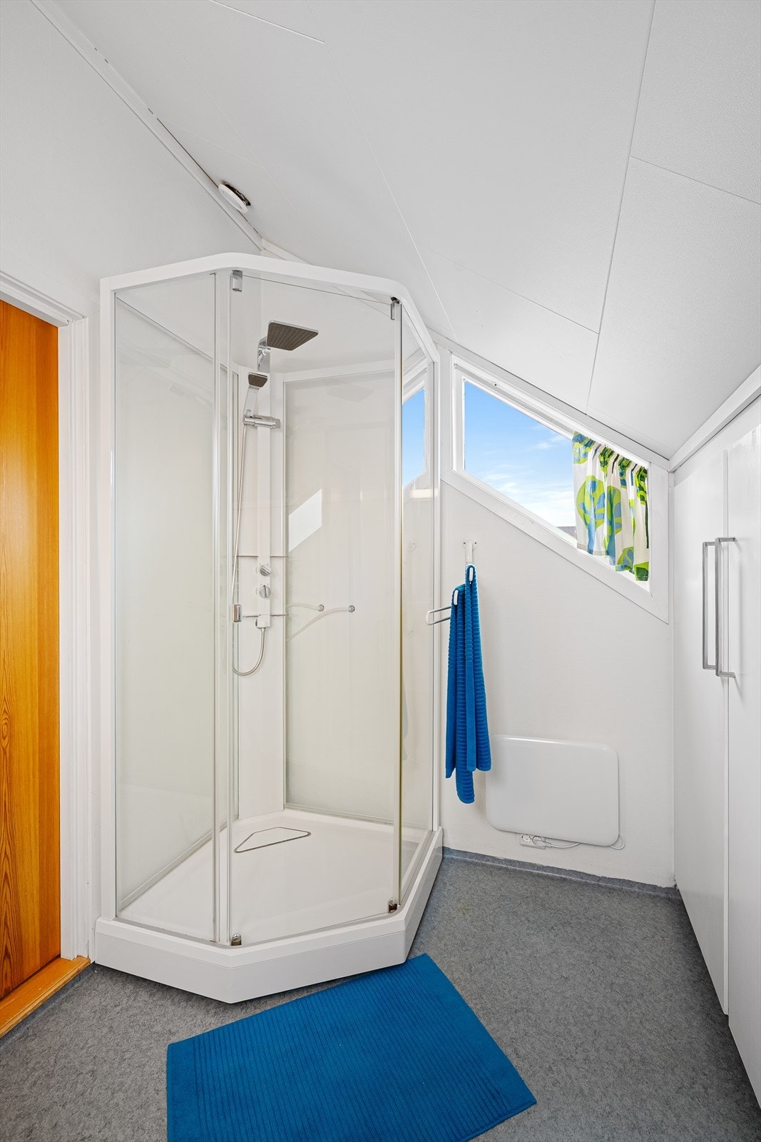 Badet har egen dusjløsning - funksjonelt og lettstelt. Galleribilde