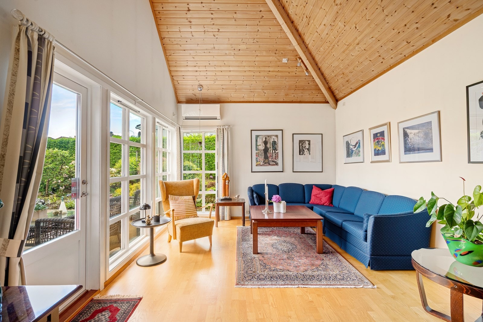 Fra stuen er det utgang til den flotte hagen.' Galleribilde
