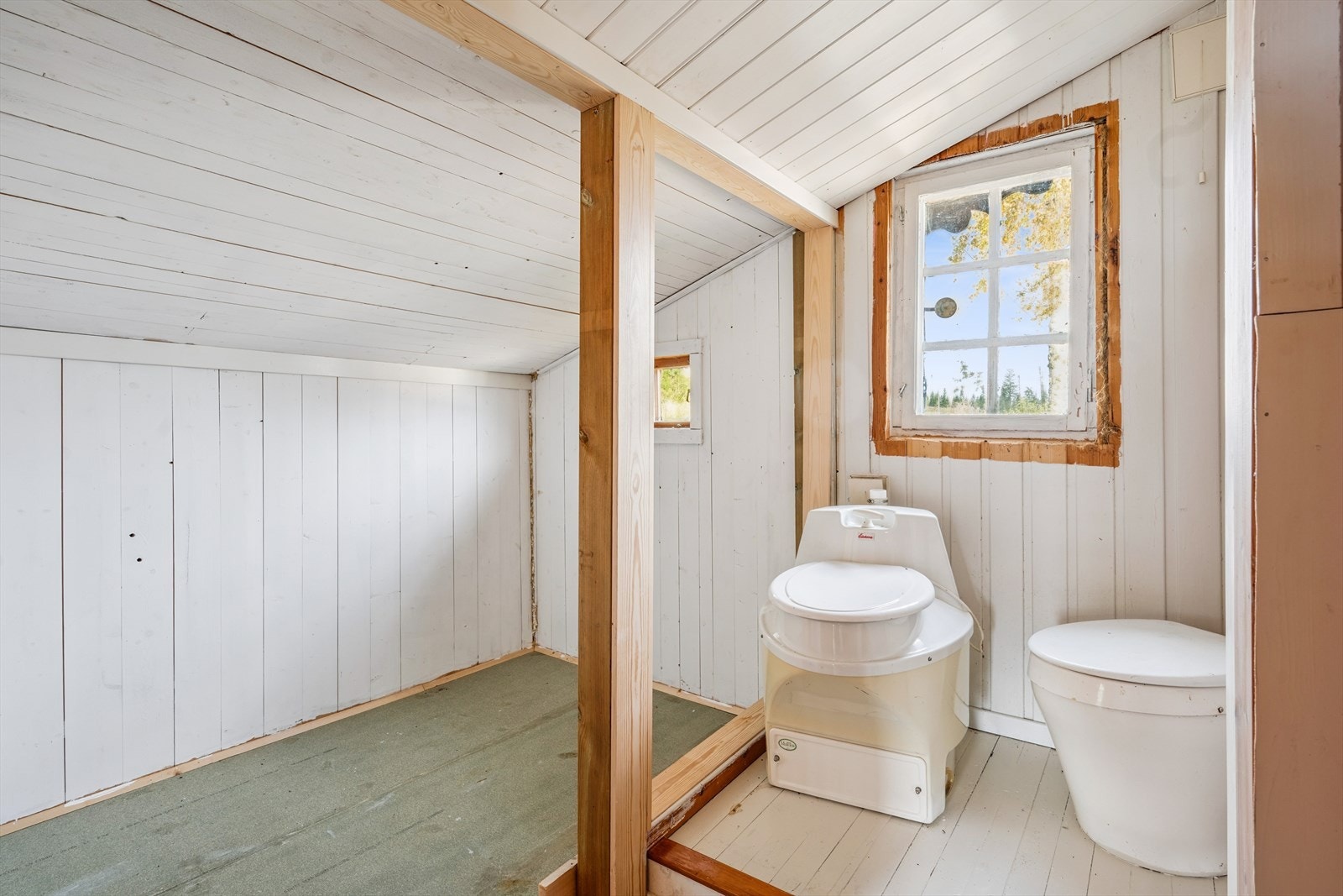 Toalettrom utstyrt med mulldo. Rommet har gjenstående arbeider. Galleribilde