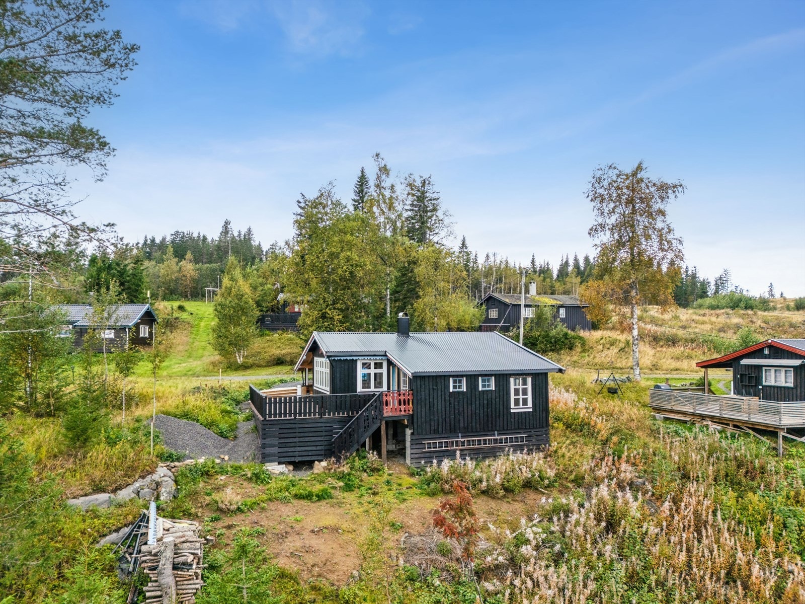 Hytta har ikke innlagt vann. Det er opplyst vann fra felles vannpost på området. Galleribilde