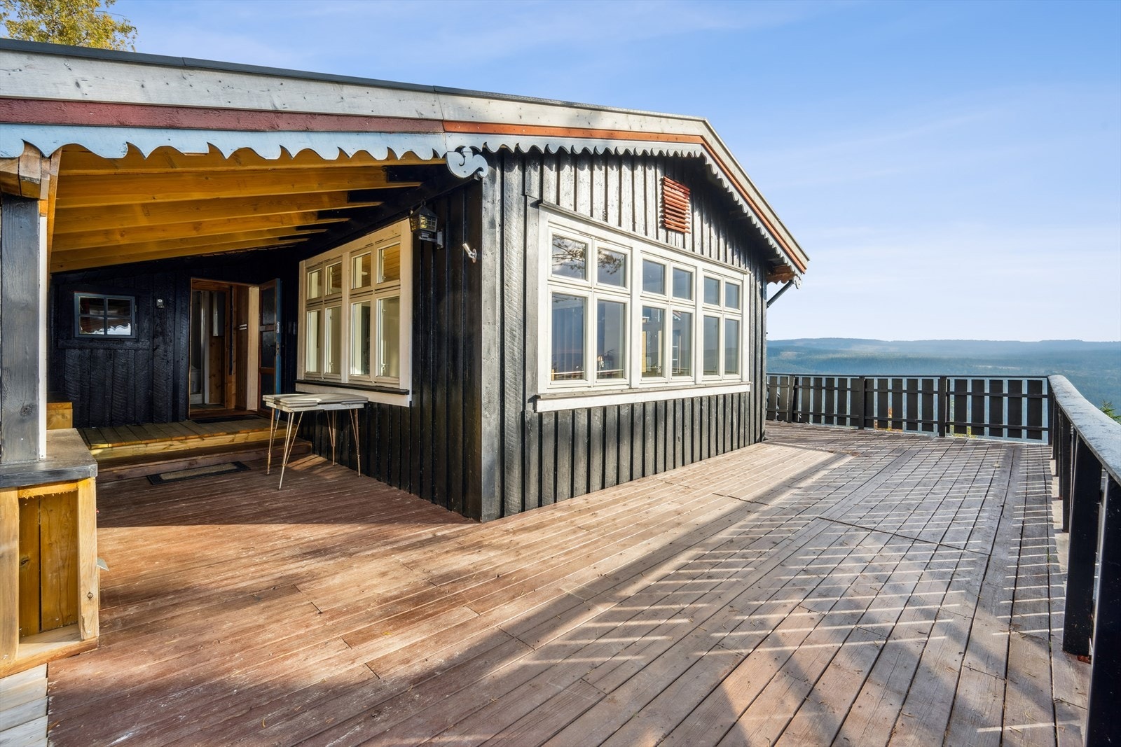 Terrassen har god plass til både sittegruppe og spisebord. Galleribilde