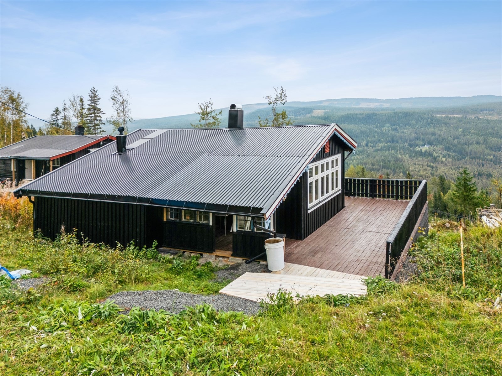 En stor og sammenhengende terrasse på ca. 42 m² strekker seg rundt hytta mot øst, syd og vest. Galleribilde
