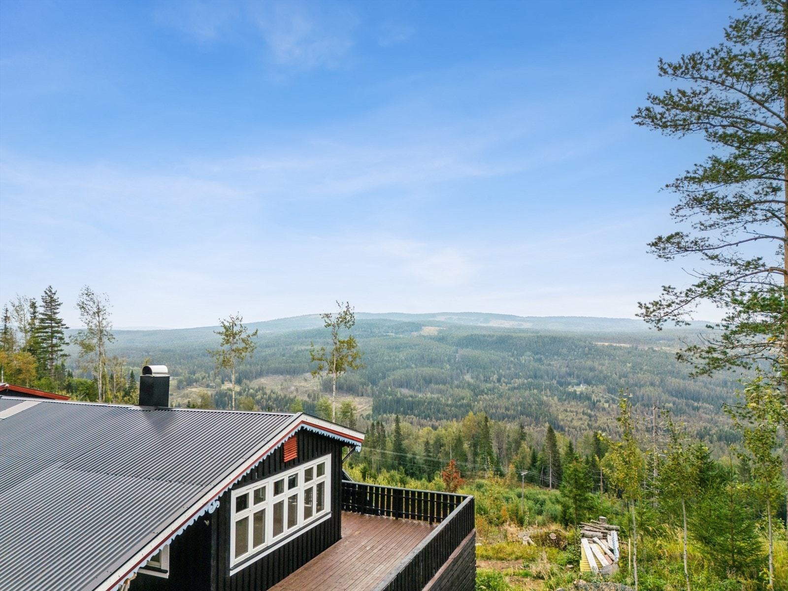 Hytta ligger høyt og fritt i terrenget i Sørskogbygda, med flott utsikt over nærområdet. Galleribilde
