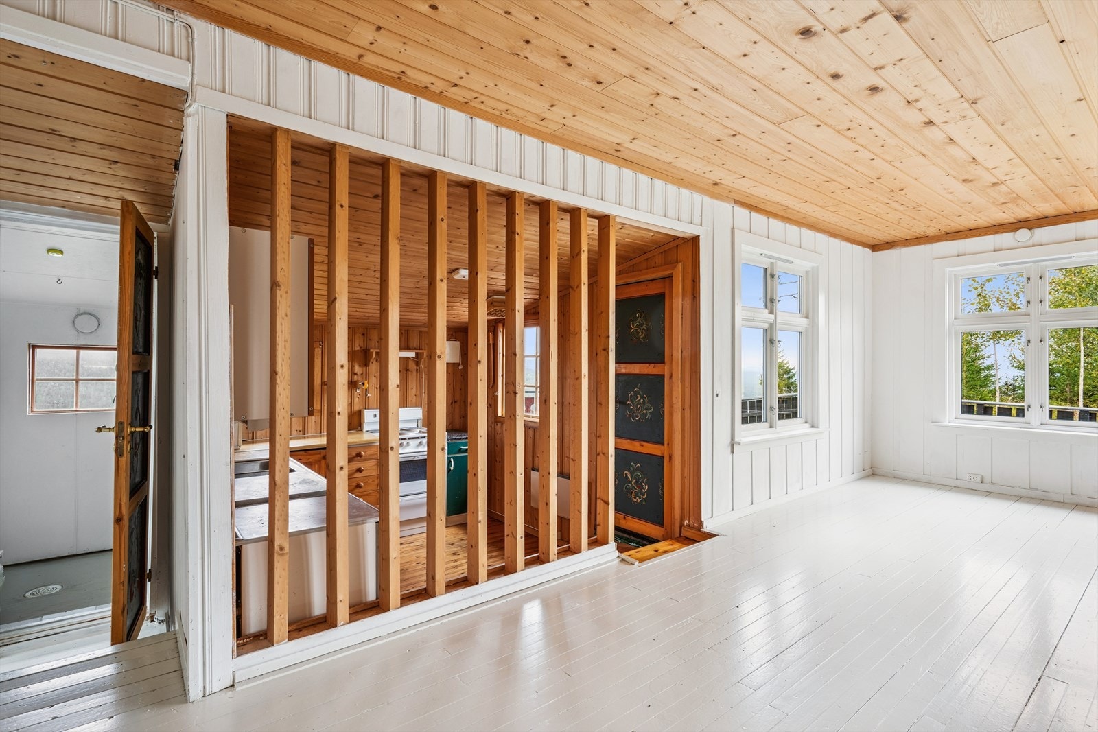 Fra stuen er det en delvis åpen løsning inn mot kjøkkenet, noe som skaper en sosial sone. Galleribilde