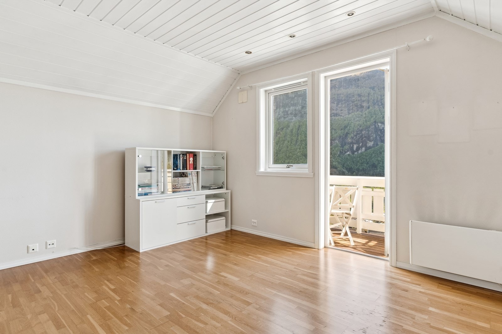 Loftstove med utgang til sørvendt balkong. Golvet har 3-stavs eikeparkett. Galleribilde