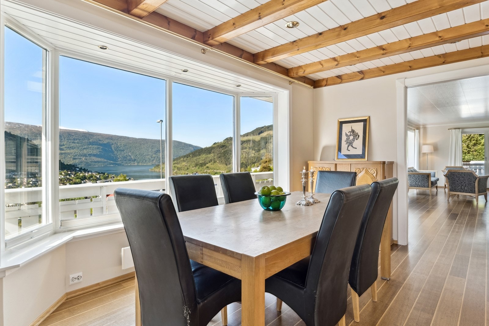 Frå spiseplassen har ein utsyn over Stryn sentrum og fjorden. Galleribilde