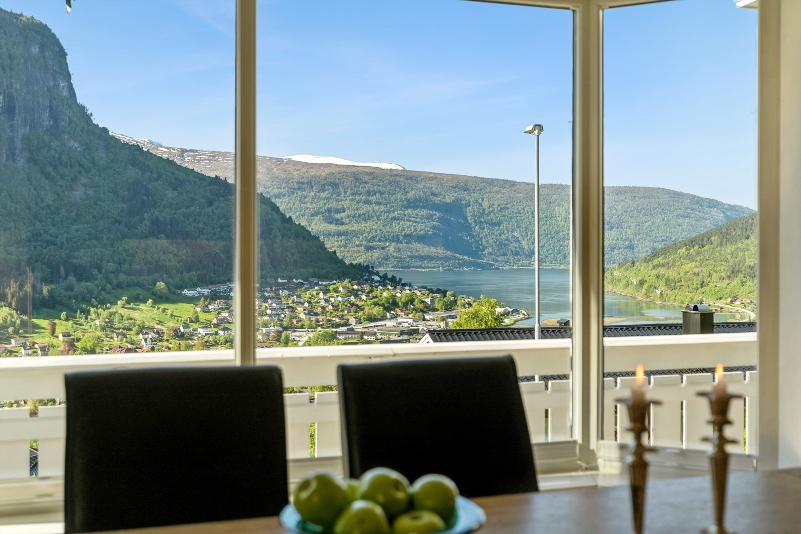 Utsikta frå første etasje strekkjer seg over bygda og det omkringliggande fjordlandskapet. Galleribilde