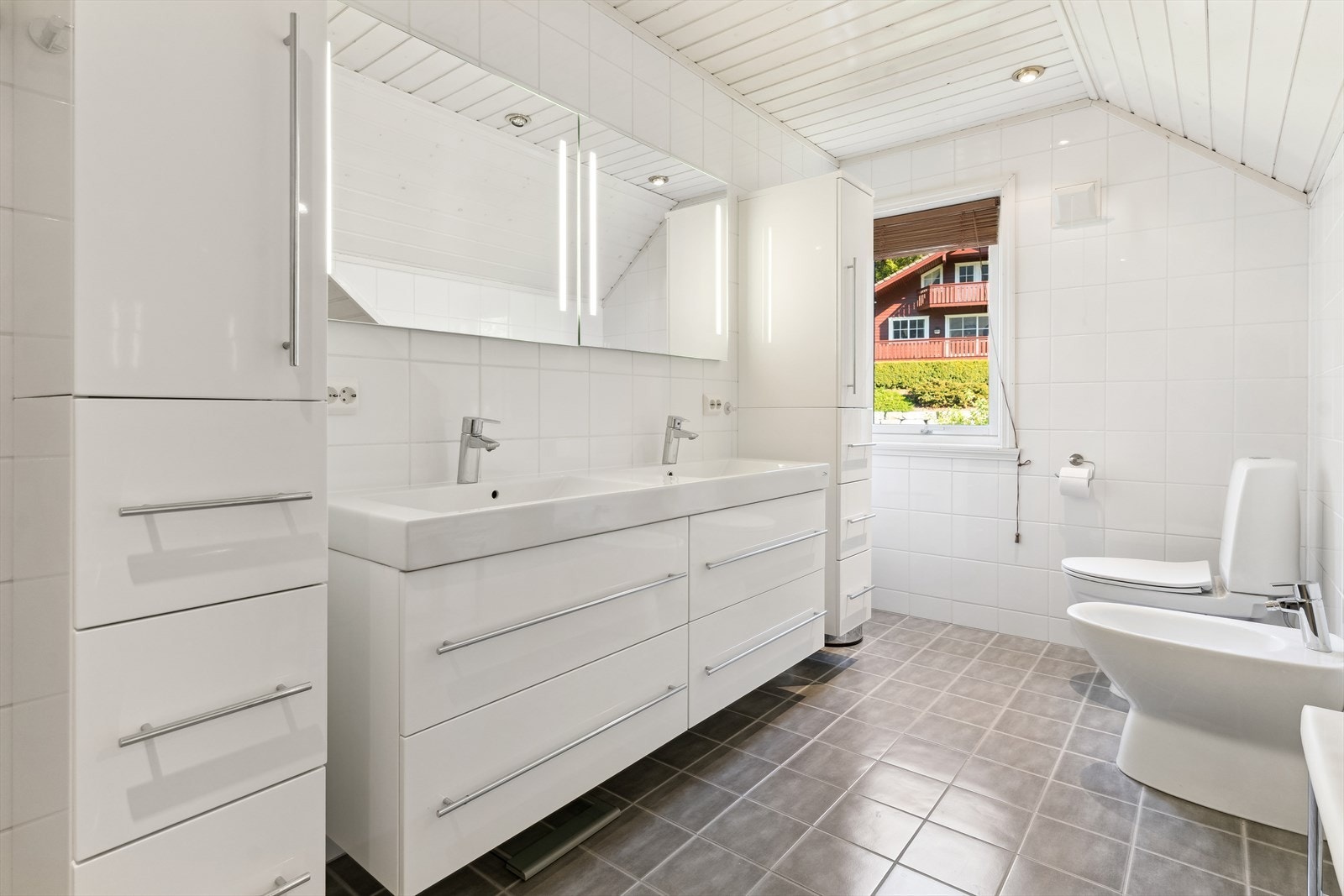 Badet på loftet vart i hovudsak oppgradert i 2010 og har dobbel vask i baderomsinnreiing, veggflis og downlights i taket. Galleribilde