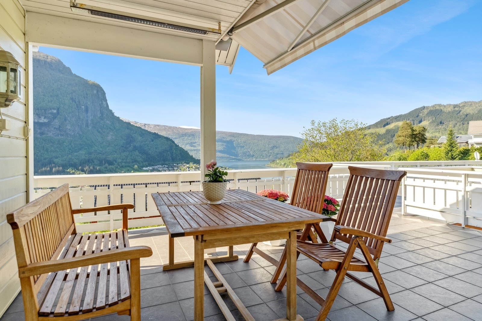 Frå den overbygde delen av terrassen har ein fri utsikt mot fjorden og fjella. Galleribilde