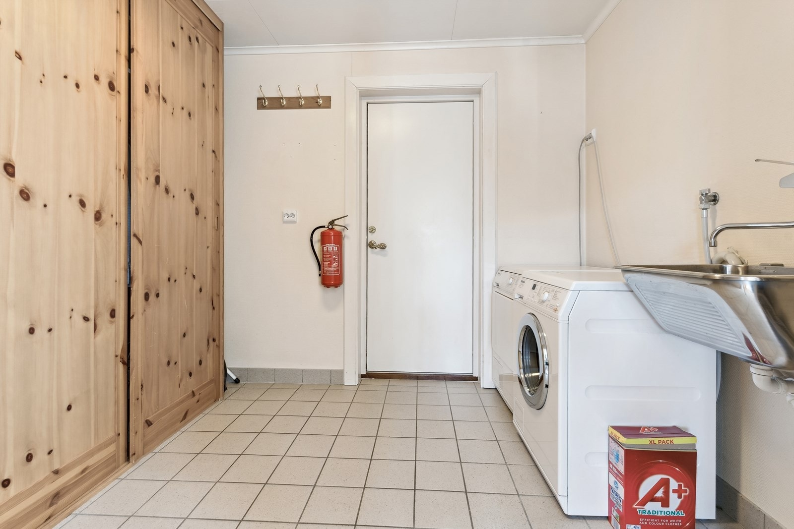 Vaskerom i første etasje med eigen inngang, flislagt golv med varmekablar og skyvedørsgarderobe i heiltre. Galleribilde
