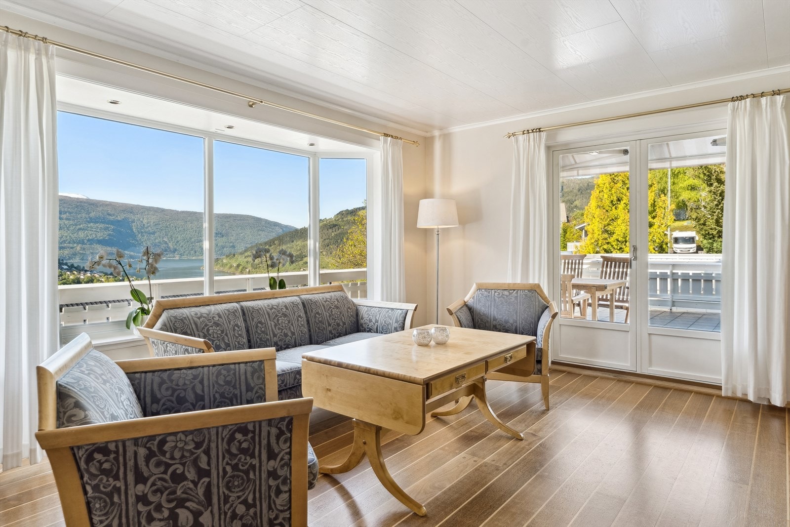 Frå stova er det direkte utgang via tofløya terrassedører til ein stor, flislagt uteplass. Galleribilde