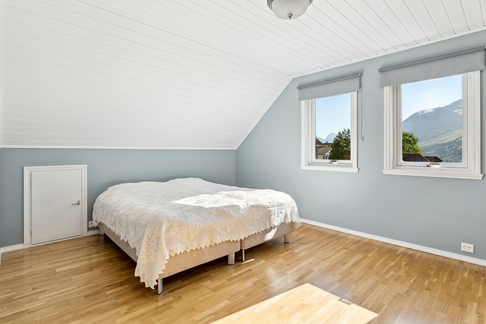 Eit av tre soverom på loftet. Rommet har 3-stavs eikeparkett og måla panel i himlingen. Galleribilde