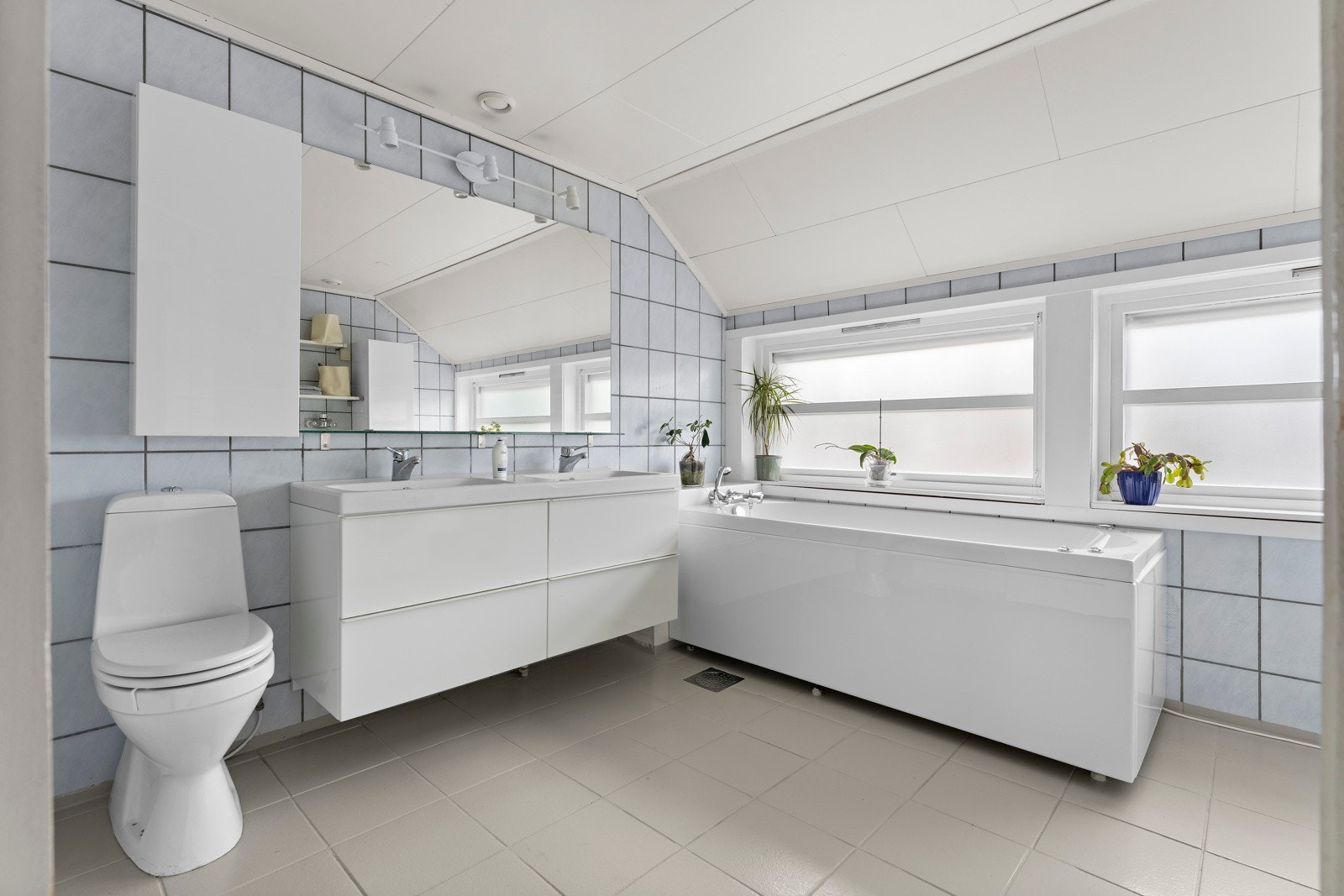 Badet i andre etasje har flislagte vegger og gulv utstyrt med vannbåren gulvvarme. Galleribilde