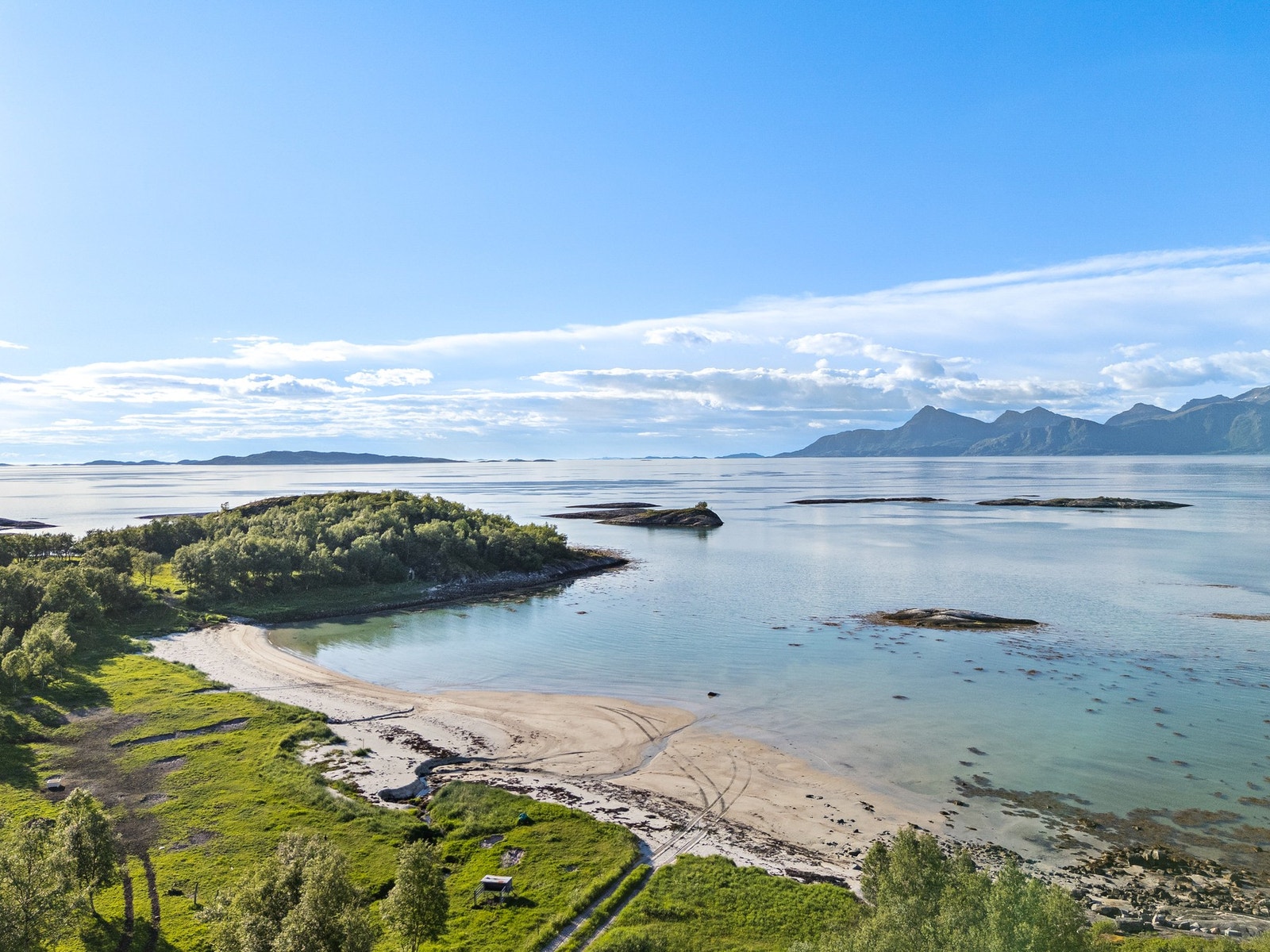Like ved naustet har eiendom en egen parsell med privat strand som hører til eiendommen Galleribilde