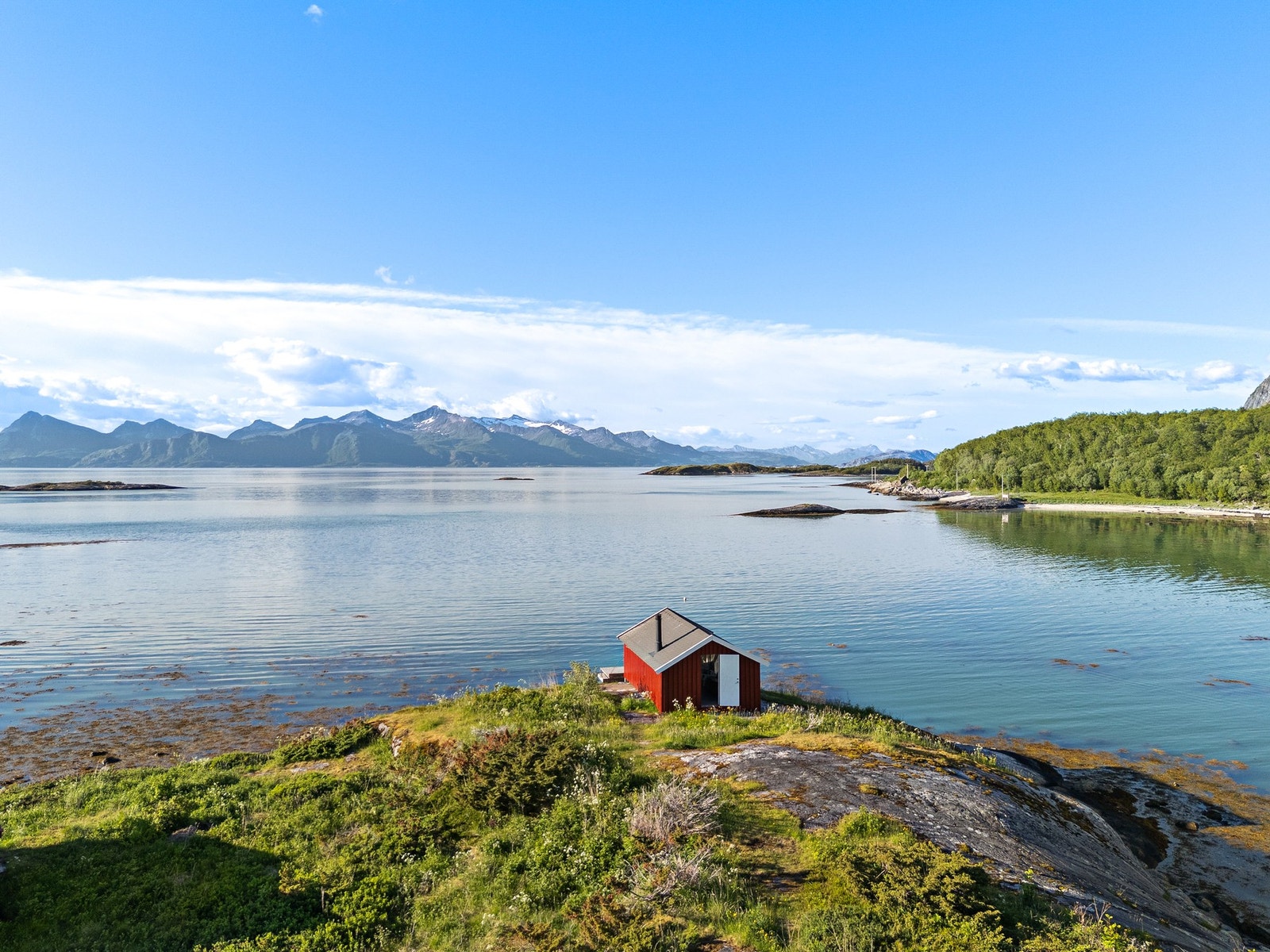 Naust nede ved sjøen med spektakulær plassering - Nyt nordlys, midnatssol eller nydelig sjøutsikt Galleribilde