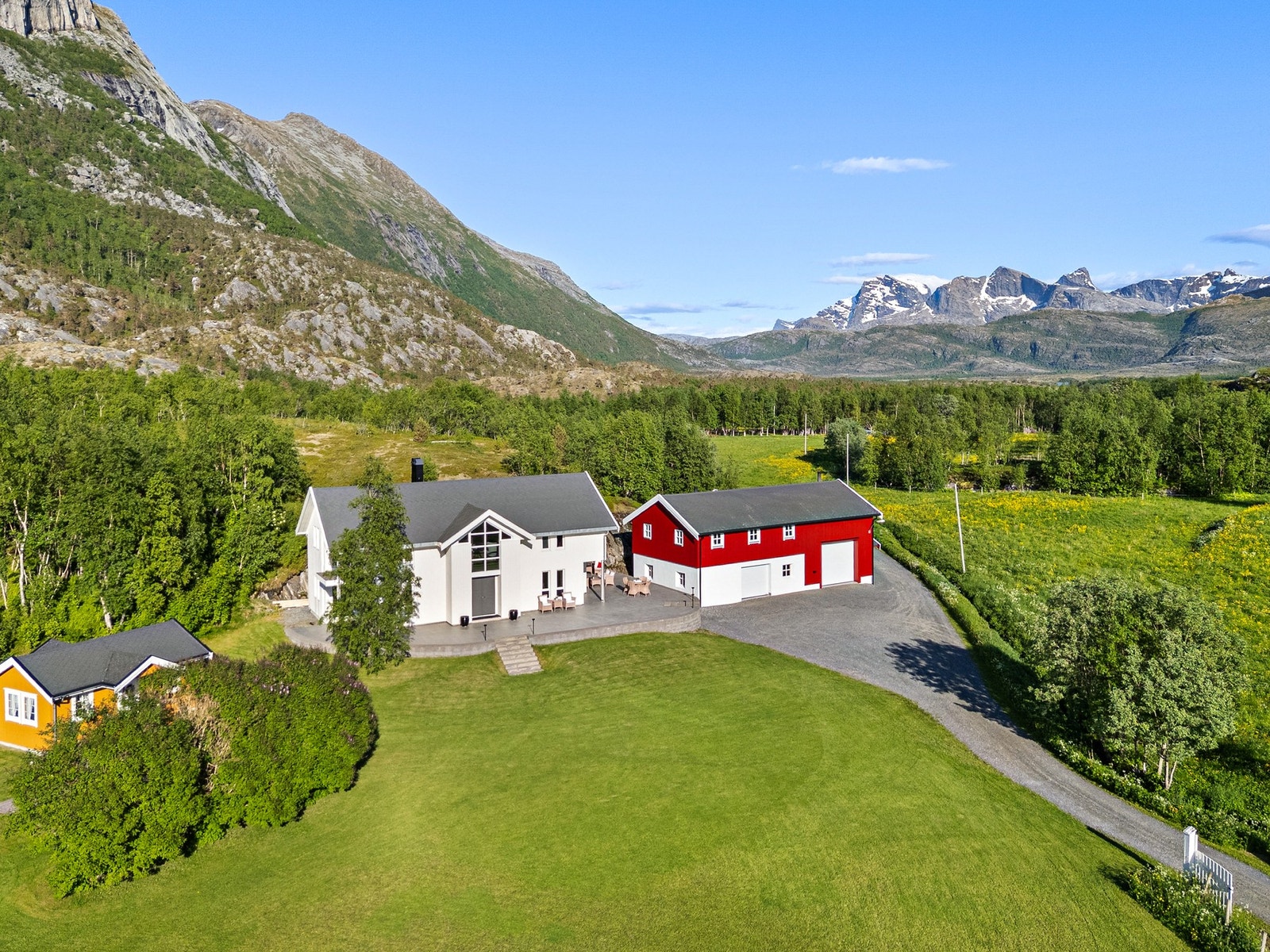 Rundt boligen er det oppført en bolig, låve og et gjestehus Galleribilde