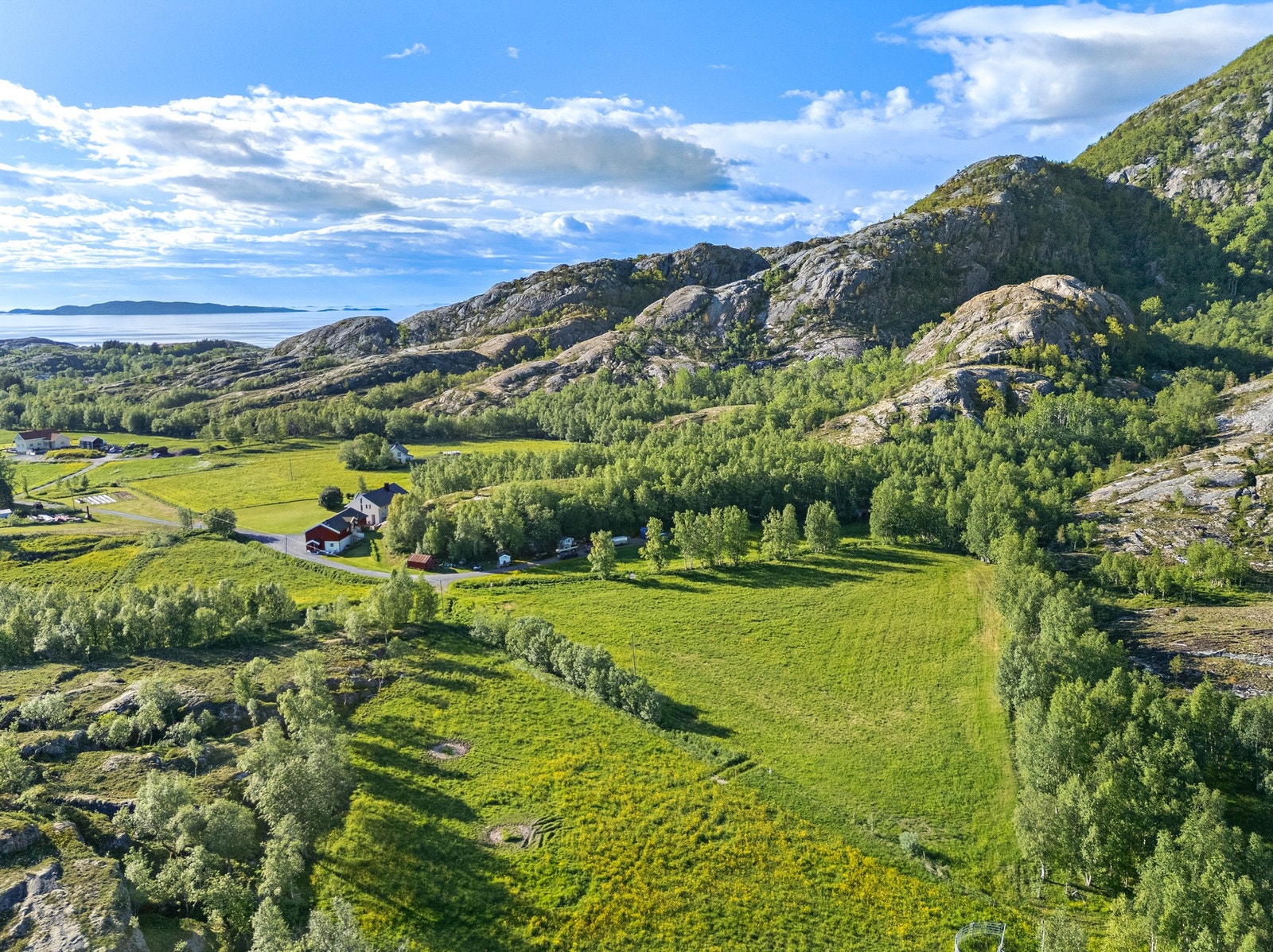 Bak huset har eiendommen en parsell med dyrket mark. I tillegg er det plass bake for ekstra oppbevaring i en eldre garasje - Her har eier vurdert å sette opp en ekstra garasje Galleribilde