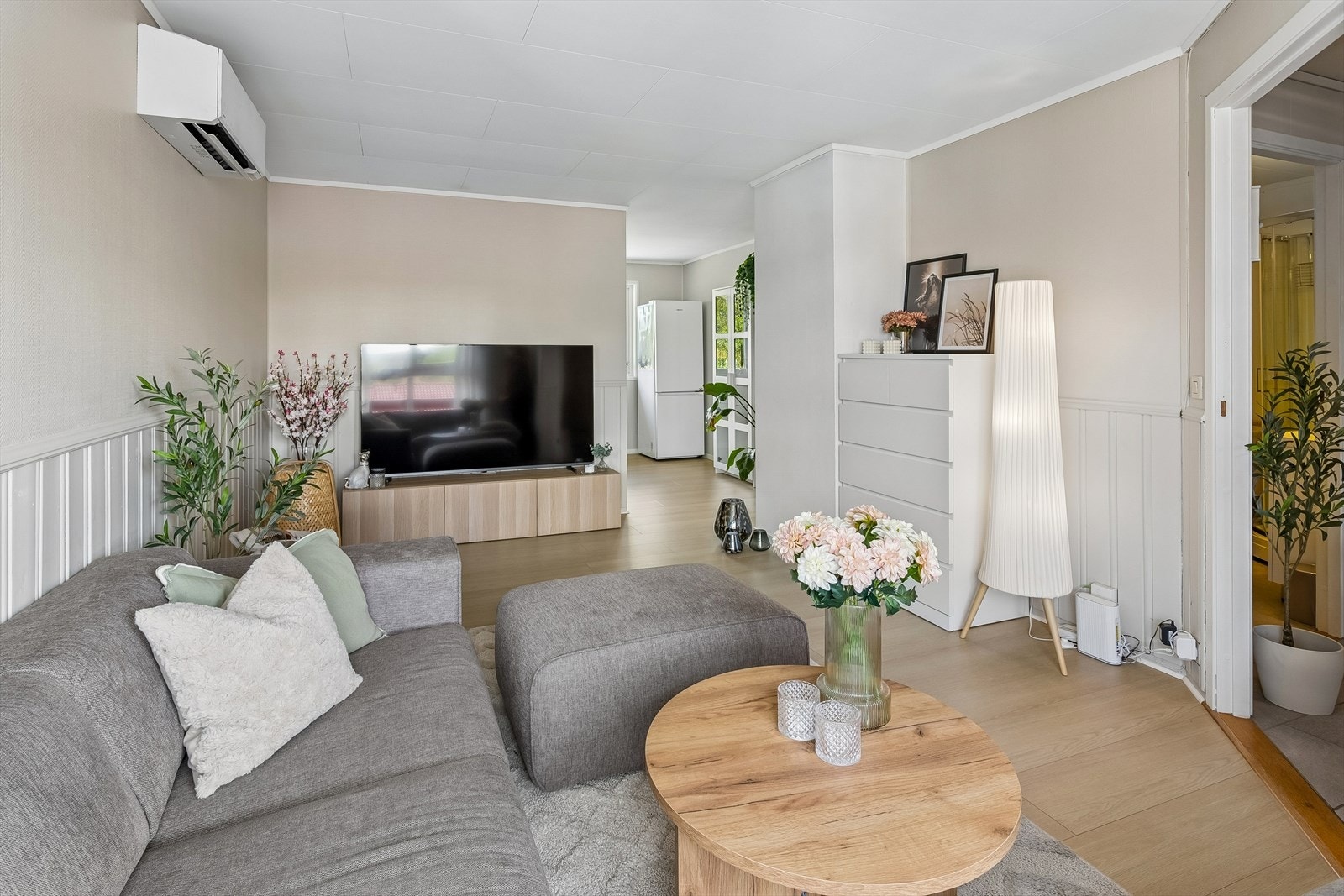 Fra kjøkkenet er det åpen løsning inn til stue. Galleribilde