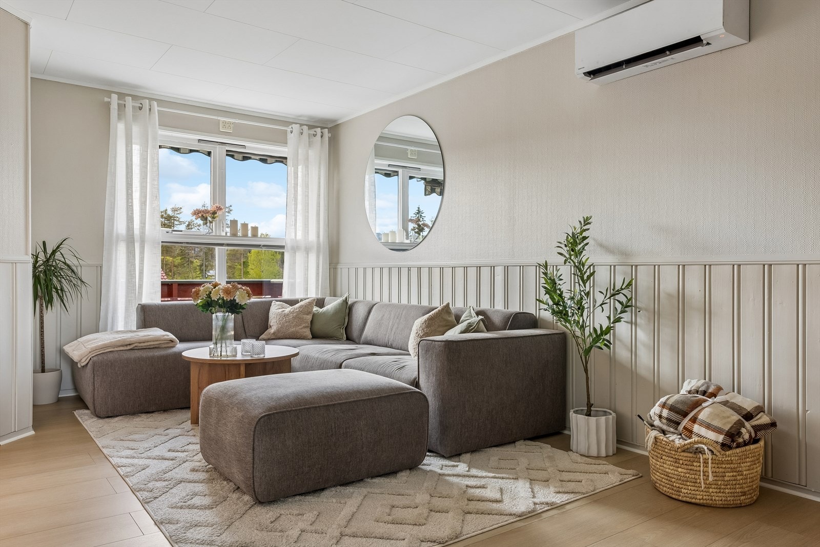 I stuen er det varmepumpen som gir den gode varmen. Mulighet for å sette inn vedovn også. Galleribilde