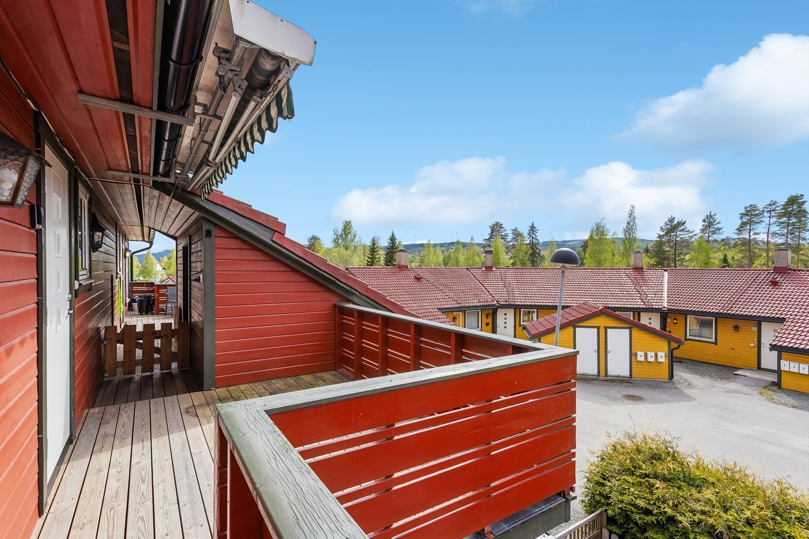 Fra balkongen kan man nyte utsikten til nabolaget og til landskapet. Galleribilde