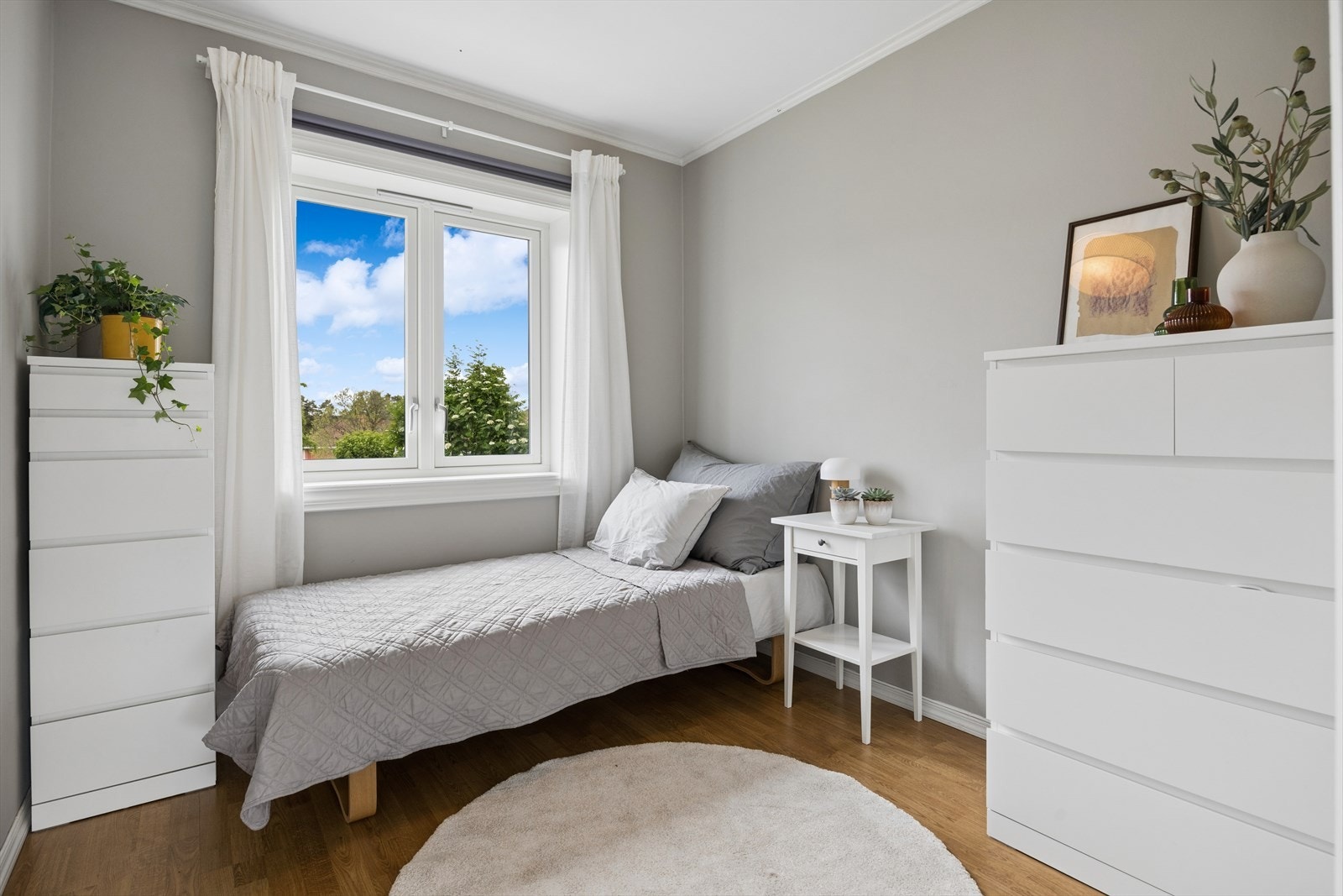 Leiligheten har to soverom av god størrelse. Dette soverommet er på ca. 7,1 m² og har god plass til seng og garderobeløsning. Galleribilde
